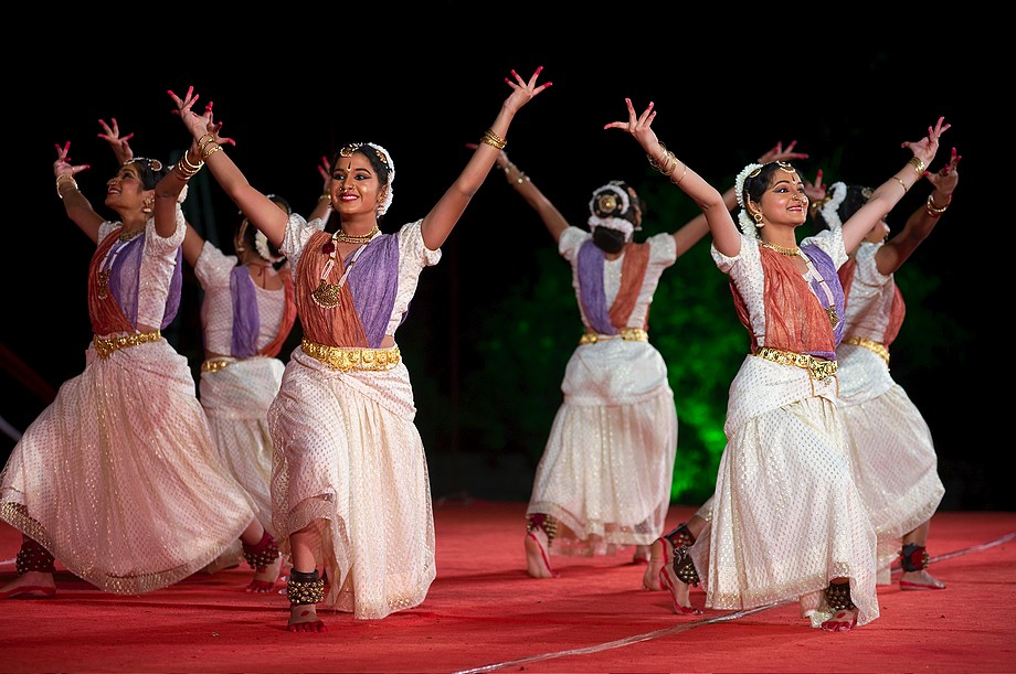 Radhika Surjit Group (Mamallapuram Dance Festival 2012 - Kathak, Odissi i Mohiniattam)